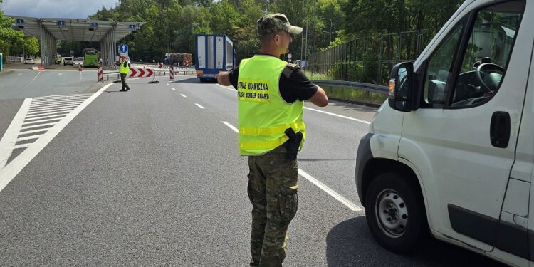 Granica: Ponad 23 tysiące osób i 9 tysięcy pojazdów skontrolowanych od 7 lipca