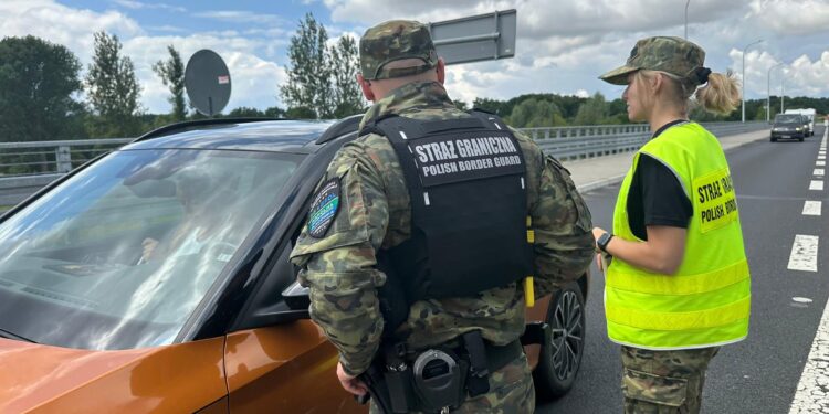 Mocna reakcja Straży Granicznej: Plucie na mundur!