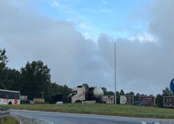 Wjechał cysterną na rondo