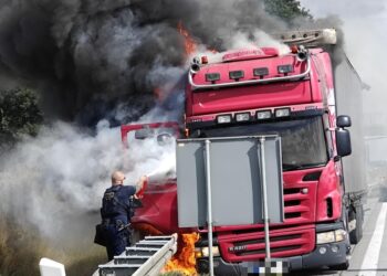 Dramatyczne chwile na A4 – policjanci ugasili płonące auto ciężarowe