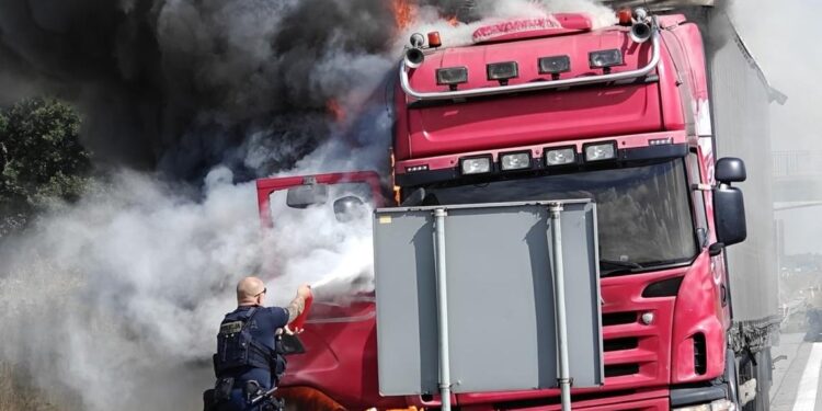 Dramatyczne chwile na A4 – policjanci ugasili płonące auto ciężarowe
