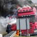 Dramatyczne chwile na A4 – policjanci ugasili płonące auto ciężarowe