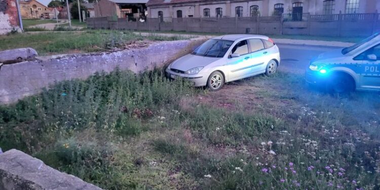 Pościg w gminie Zgorzelec: pijany kierowca Forda rozbił się o mur