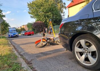 Groźny wypadek w Zgorzelcu – motocyklista wjechał w tył BMW