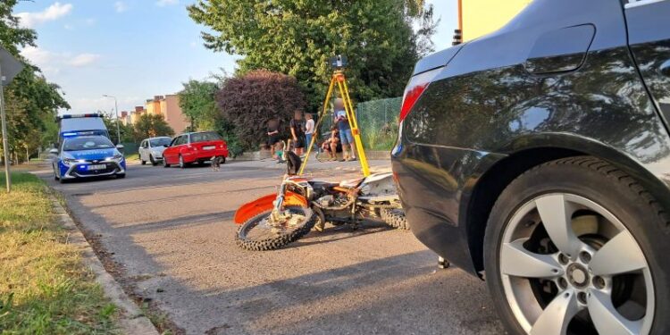 Groźny wypadek w Zgorzelcu – motocyklista wjechał w tył BMW