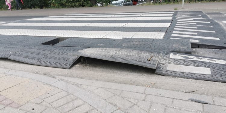 Co dalej z uszkodzoną „hopką” na Lubańskiej? Czy jest możliwość przeniesienia jej na inną drogę?