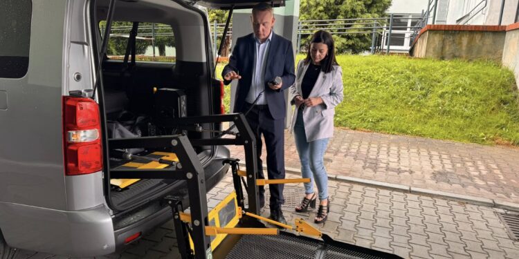 Nowy mikrobus dla uczniów z niepełnosprawnościami w Bogatyni