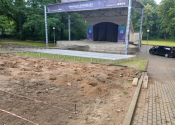 Zgorzelecki amfiteatr z nowymi ławkami – inwestycja dzięki mieszkańcom, a nie miastu. Radny apeluje o darowizny