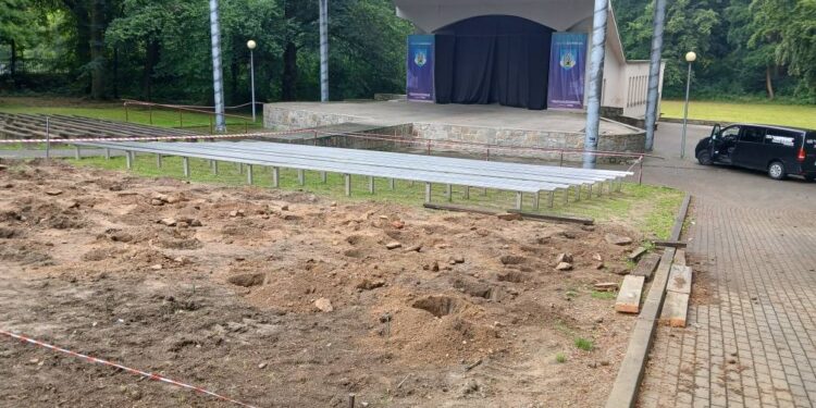 Zgorzelecki amfiteatr z nowymi ławkami – inwestycja dzięki mieszkańcom, a nie miastu. Radny apeluje o darowizny