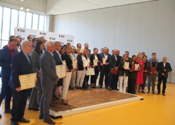 Powiat inwestuje w sport – uczniowie i mieszkańcy zyskają nowe boiska