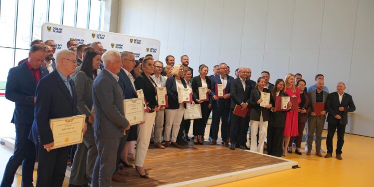 Powiat inwestuje w sport – uczniowie i mieszkańcy zyskają nowe boiska