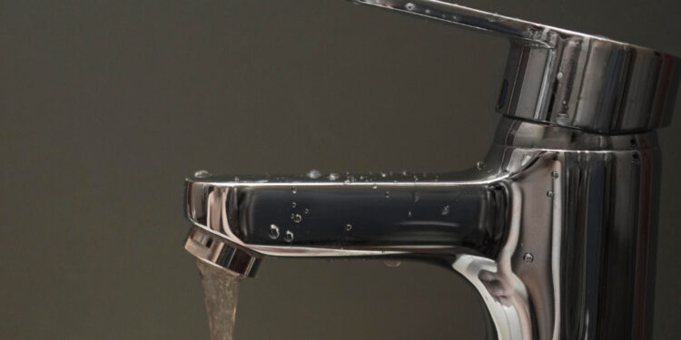 Badania wody w Zawidowie pod kątem bakterii Escherichia coli: wyniki najwcześniej w sobotę