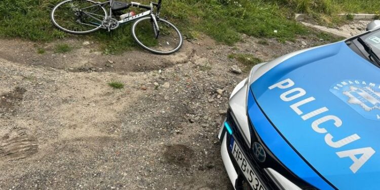 74-latek zasłabł na rowerze. Na szczęście pomoc przyszła w porę