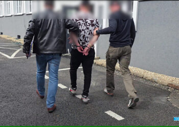 Atak na ochroniarza i kradzież w dyskoncie. Policja dopadła 36-latka