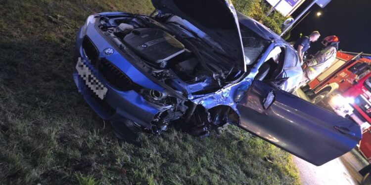 200 km/h w terenie zabudowanym – 19-latek w BMW dachował po szalonej ucieczce przed policją!