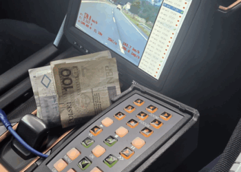 Zatrzymany do kontroli kierowca mercedesa chciał przekupić policjantów