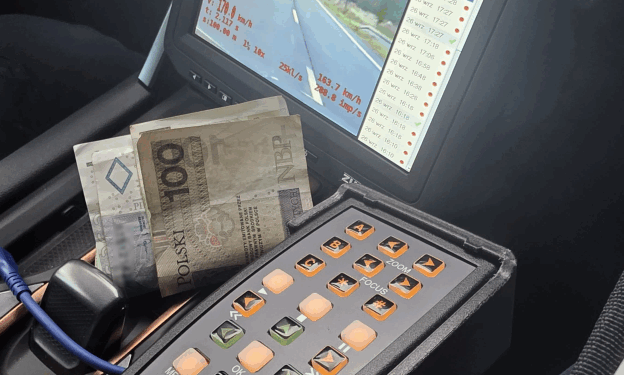 Zatrzymany do kontroli kierowca mercedesa chciał przekupić policjantów