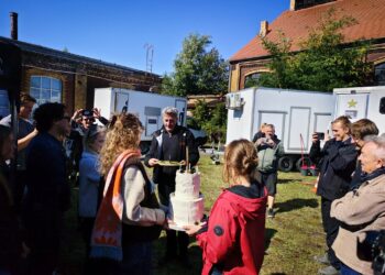 Oscary, tort i Pieńsk – sławny reżyser Paweł Pawlikowski świętował urodziny w Hucie Szkła