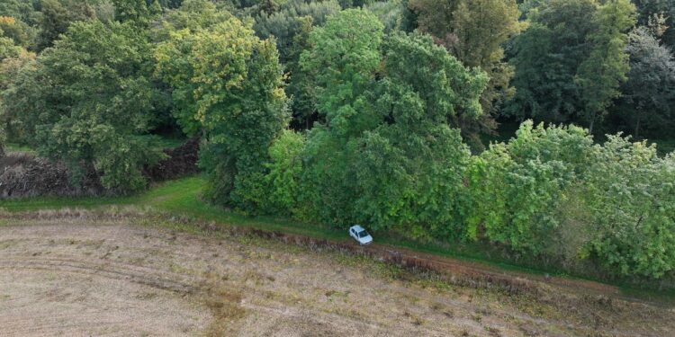 Bogatynia: Straż Miejska przy użyciu drona ujawniła porzucony samochód