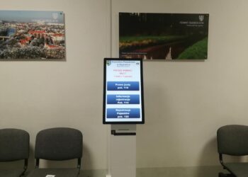 Nowy system kolejkowy w Wydziale Komunikacji w Zgorzelcu – działa sprawnie, choć internetowa rezerwacja jeszcze nieaktywna