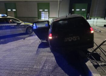 Nocny pościg w Zgorzelcu. Kierowca Opla spadł ze skarpy i trafił do szpitala