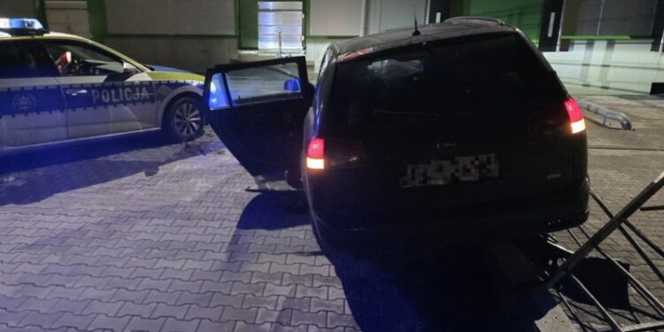 Nocny pościg w Zgorzelcu. Kierowca Opla spadł ze skarpy i trafił do szpitala