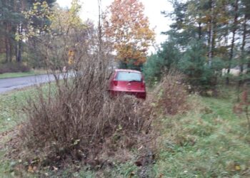 Wypadł z drogi i wpadł w ręce policji – 3 promile, zakazy i cofnięte prawo jazdy!