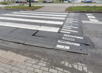 Wyniesione przejście na Lubańskiej znów się psuje. „Ropiejący wrzód” na drodze do szpitala