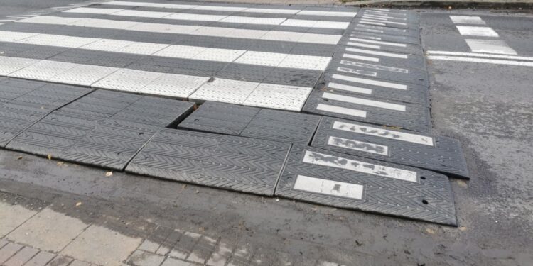 Wyniesione przejście na Lubańskiej znów się psuje. „Ropiejący wrzód” na drodze do szpitala