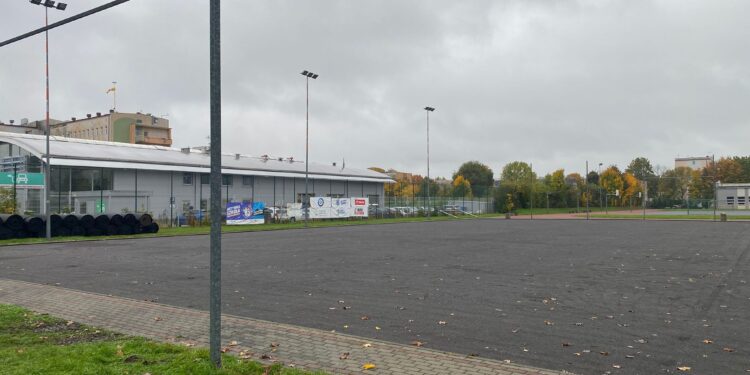 Milionowy remont Orlika w Zgorzelcu. Czy zdąży cokolwiek posłużyć przed zimą?