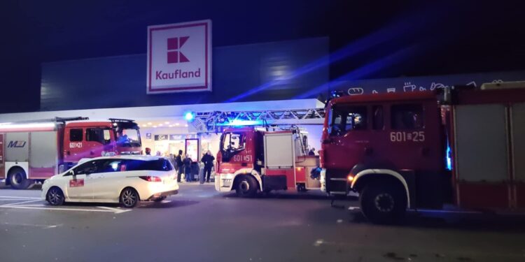 Ewakuacja i straż pożarna pod Kauflandem w Zgorzelcu – co się stało?