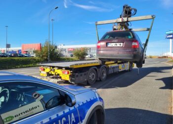 Audi z pękniętą szybą zdradziło kierowcę – pod wpływem metamfetaminy i bez prawa jazdy