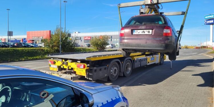 Audi z pękniętą szybą zdradziło kierowcę – pod wpływem metamfetaminy i bez prawa jazdy