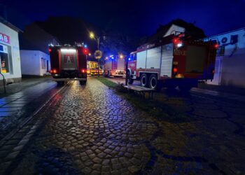 Policjanci w związku z podejrzeniem podtrucia tlenkiem węgla ewakuowali mieszkańców budynku w Pieńsku