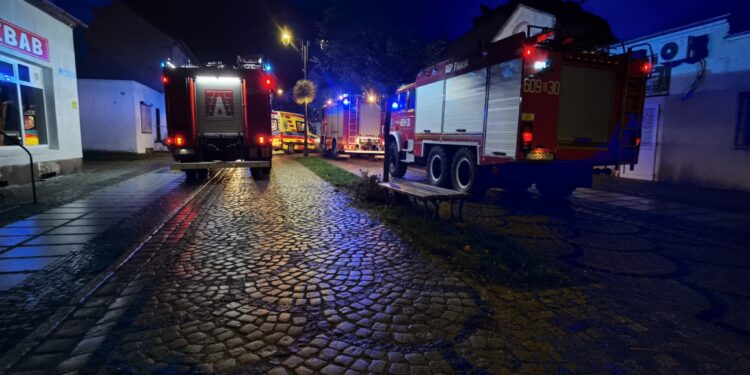 Policjanci w związku z podejrzeniem podtrucia tlenkiem węgla ewakuowali mieszkańców budynku w Pieńsku