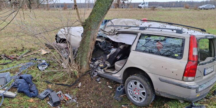 Wypadek między Dłużną Dolną a Stojanowem. Kierowca uwięziony w aucie