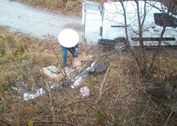 WSTYD! Mimo ostrzeżeń i surowych kar, śmieci nadal lądują w krzakach