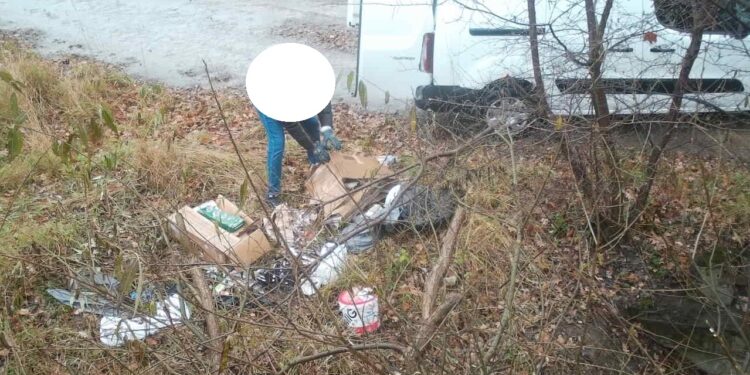 WSTYD! Mimo ostrzeżeń i surowych kar, śmieci nadal lądują w krzakach