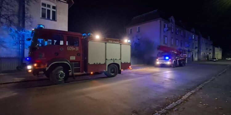Pożar w mieszkaniu przy ul. Kolejowej. Jedna osoba trafiła do szpitala