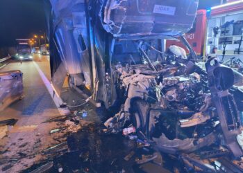 [AKTUALIZACJA] Z ostatniej chwili: autostrada A4 nieprzejezdna, bus wjechał w tył naczepy