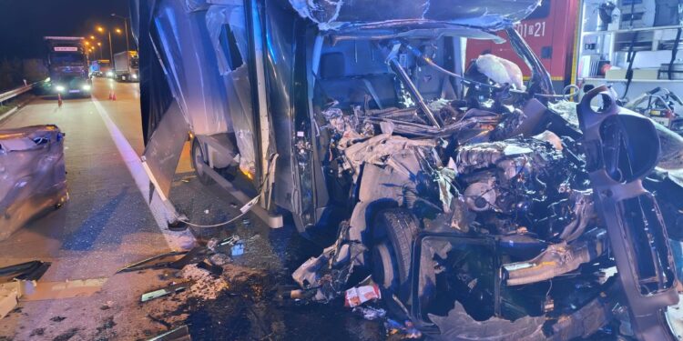 [AKTUALIZACJA] Z ostatniej chwili: autostrada A4 nieprzejezdna, bus wjechał w tył naczepy