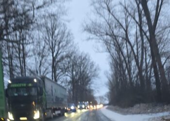 Władze powiatowe zaspały — śnieg spadł szybciej niż decyzje urzędników