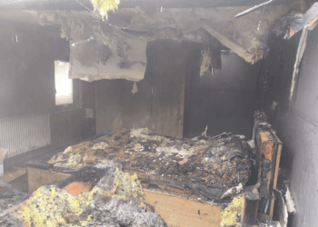 Pożar domu w Biernej. Rodzina została bez dachu nad głową, strażak uległ wypadkowi