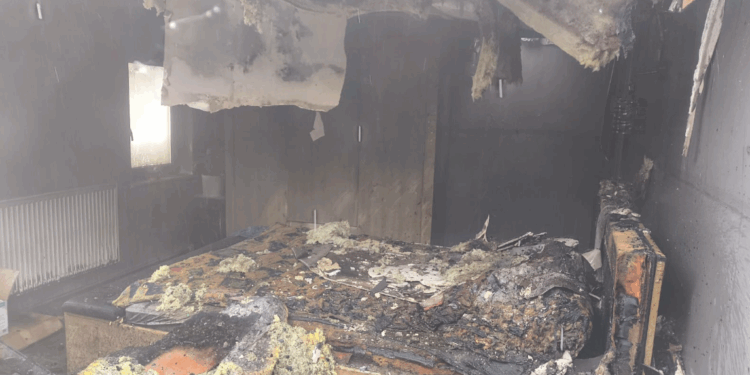 Pożar domu w Biernej. Rodzina została bez dachu nad głową, strażak uległ wypadkowi