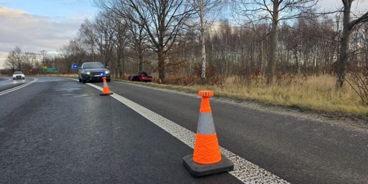 Młody kierowca dachował, przyczyną zbyt duża prędkość