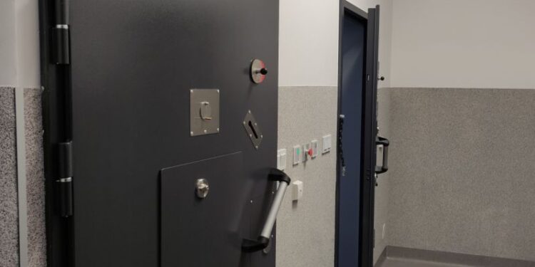 Policjanci z Bogatyni zatrzymali trzech poszukiwanych mężczyzn