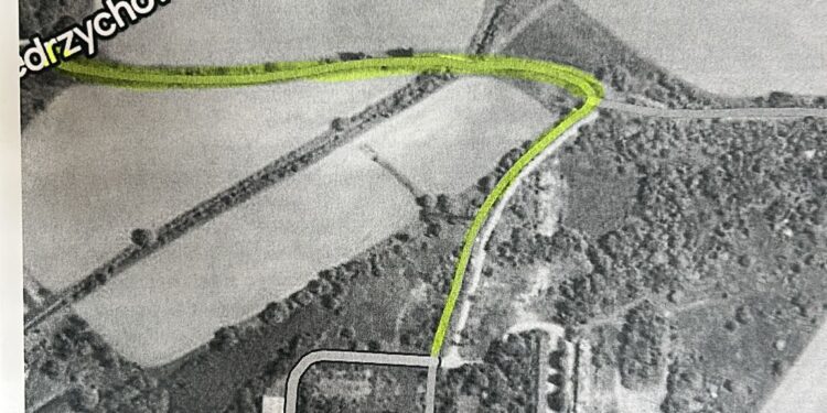 Ciężki sprzęt zniszczył drogi. Mieszkańcy Sieniawki biją na alarm