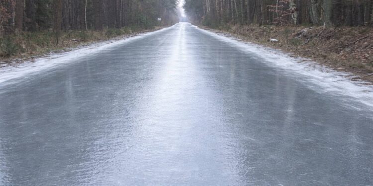 Droga jak z koszmaru. Nikt nie posypie, bo „sezon jeszcze się nie zaczął”