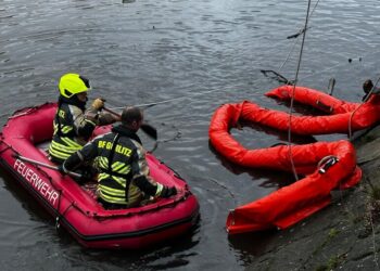 Podejrzana biała substancja i martwe ryby w Nysie. Akcja służb przy Moście Staromiejskim