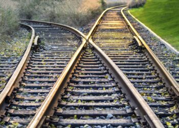 Rada Powiatu Zgorzeleckiego broni rewitalizacji linii kolejowej Zgorzelec–Bogatynia: stanowcza uchwała w sprawie projektu Kolej+